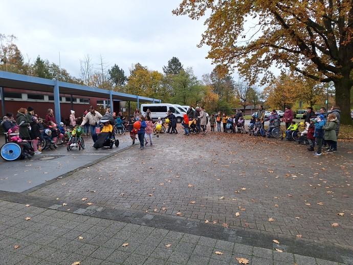 Schülerinnen und Schüler präsentieren ihre Laternen