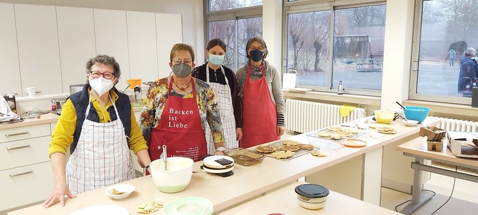 Kolleginnen und ehemalige Kolleginnen die Waffeln backen