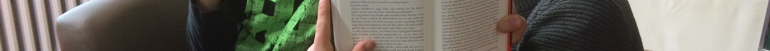 Zwei Schüler am Lesen