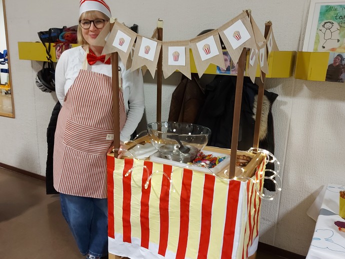 Lehrerin mit Popcorn-Wagen (vergrößerte Bildansicht wird geöffnet)